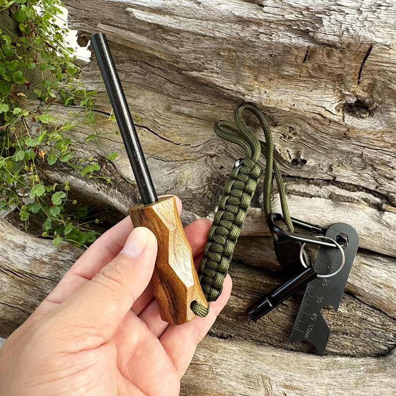 New Outdoor Flint Fire Starter - Ferro Rod Striker recensione e prezzo